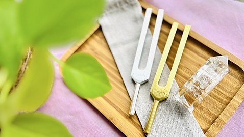 ヒーリングサロン天音　サロン案内　木のトレーに置かれた２本の音叉